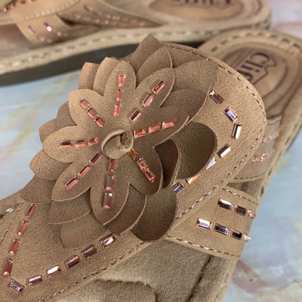 Cliff's by White Mountain Tan and Pink Beaded Floral Cupcake Comfort Wed… - Picture 5 of 13